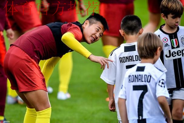 玫瑰再绽放 | 巴黎首训 中国女足迅速进入状态 玫瑰再绽放 | 巴黎首训 中国女足迅速进入状态